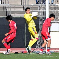 大津戦でセーブする流通経大柏・ＧＫ藤田（中央）