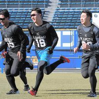 千葉ロッテの新人合同自主トレでダッシュする石垣元（中央）＝１０日、千葉市のＺＯＺＯマリンスタジアム