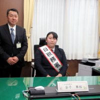 金子さん（佐原第五中）一日署長　佐原税務署　訓示で受賞作文朗読