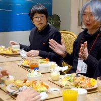 夜楽で参加者と交流する小佐野さん＝３１日、市原市