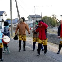 子どもの家に向かう住民グループメンバーやボランティア住民の扮（ふん）する鬼＝御宿町