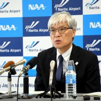 １月に成田空港を利用した旅客の動向について定例記者会見で説明する藤井社長＝２６日、成田市