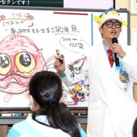 特別講座で即興イラストを披露するさかなクン＝２月２８日、館山市