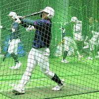 ２回戦が悪天候のため順延となり、室内練習場で打撃練習する専大松戸の選手たち＝甲子園