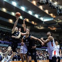 Ａ千葉―横浜ＢＣ　第２クオーター、シュートを決めるＡ千葉・黒川（左）＝千葉ポートアリーナ