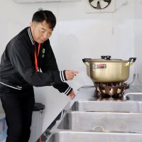 キッチンカーの特徴について説明する栄町職員の葛生さん＝同町