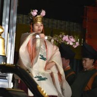 国の末永い繁栄を祈り、みこによる神楽「悠久の舞」も奉納された