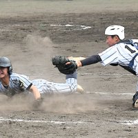 茂原北陵―東海大市原望洋　８回表東海大市原望洋１死満塁、高山の左犠飛で三走吉添（左）が５点目のホームイン。捕手向井＝長生の森