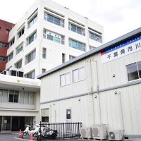 コンビニでタバコ陳列棚の引き出し投げる　器物損壊の疑い、自称会社経営の男逮捕　「投げたのは一つ」市川
