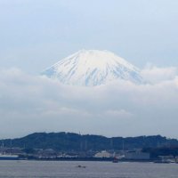 雲の上に顔をのぞかせる富士山＝４月２１日、富津市の「明治百年記念展望塔」から
