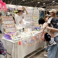 メッセで大型フリマ開幕　掘り出し物求め盛況　ＧＷ後半スタート