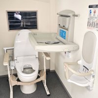 バリアフリータイプの車両にはおむつの交換台なども設けられた＝千葉県庁
