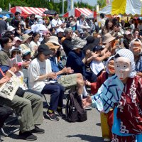 屋外ステージでは椎津伝統行事保存会がひょっとこ踊りを披露
