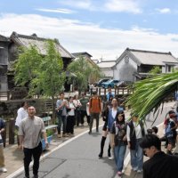 菖蒲の香りがゴールデンウイークでにぎわう佐原の町並みに漂った＝４日、香取市