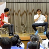 自身の夢などについて語る原選手（右）＝１１日、船橋市